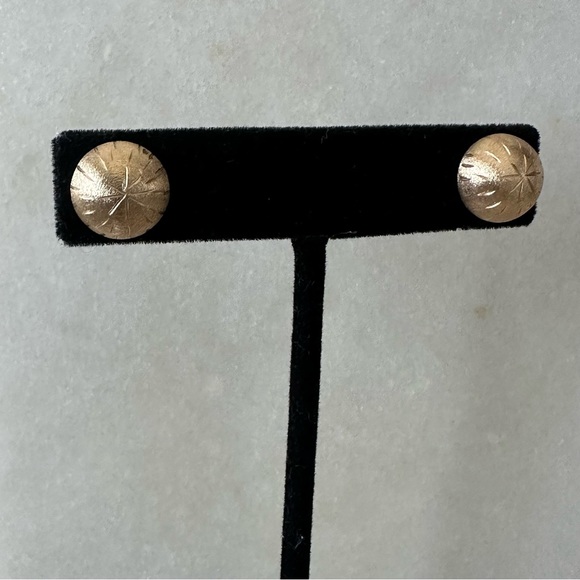 14k Solid Brushed Gold Sand Dollar Stud Earrings - Picture 4 of 16